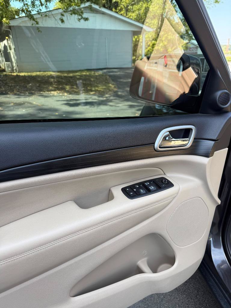 Used 2019 Jeep Grand Cherokee Laredo RWD image 15