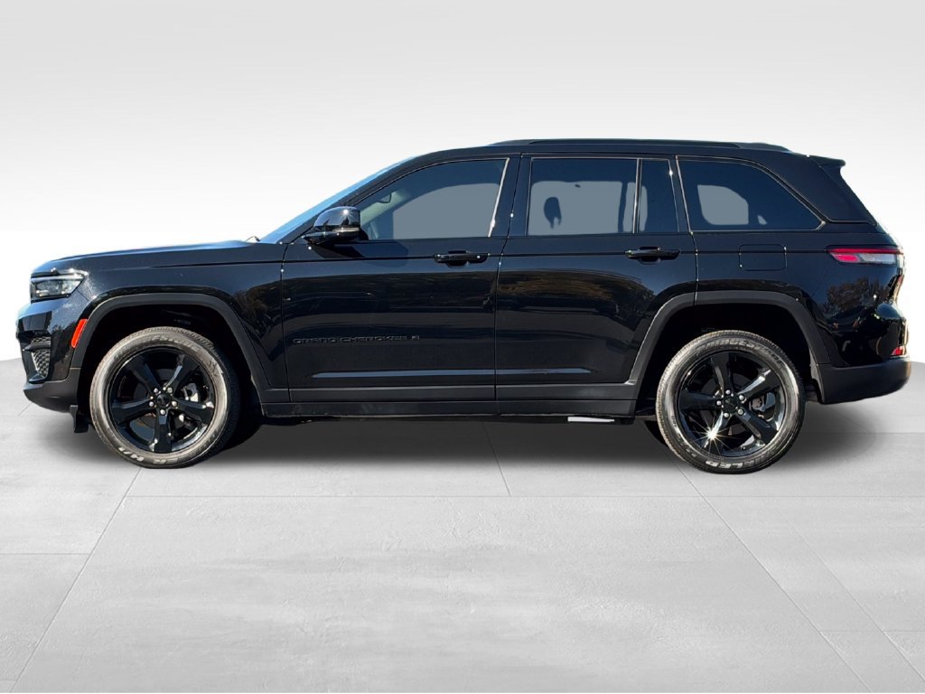 Used 2024 Jeep Grand Cherokee Altitude AWD/4WD image 4