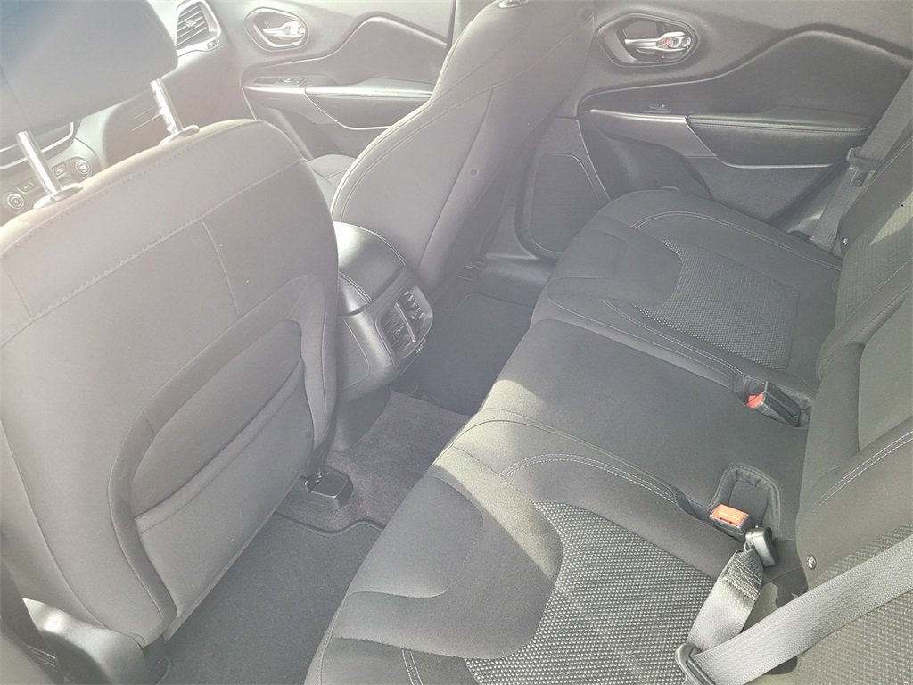 Used 2019 Jeep Cherokee Latitude w/ Popular Appearance Group image 9