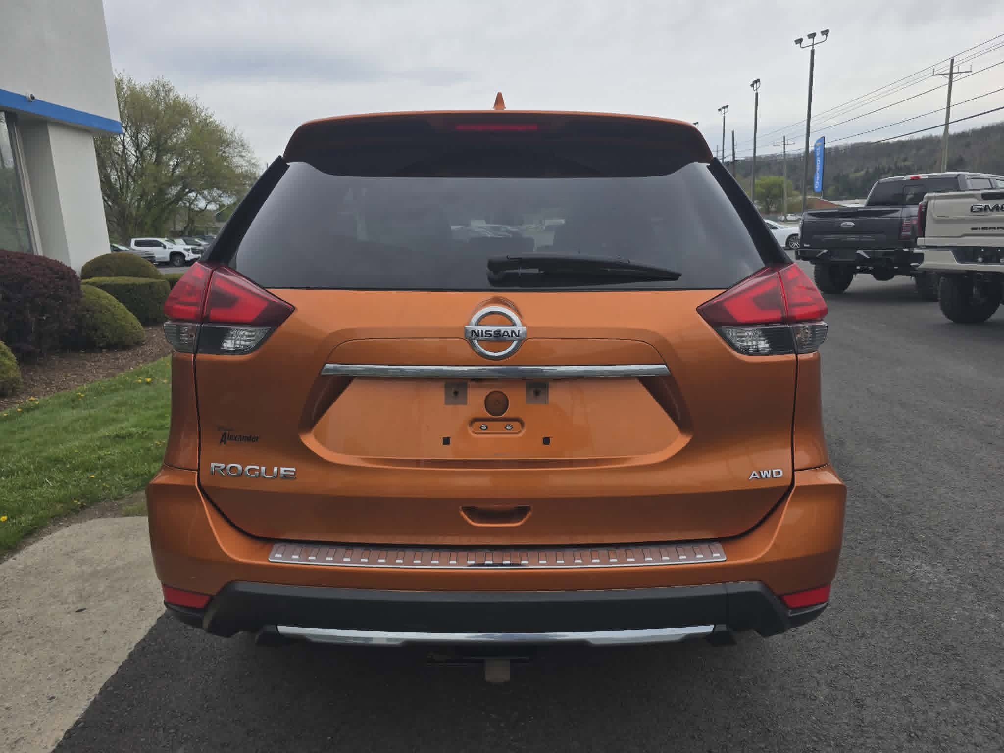 Used 2017 Nissan Rogue S w/ S Appearance Package AWD/4WD image 4