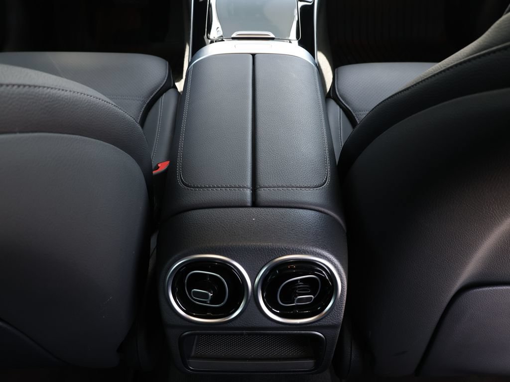 Used 2025 Mercedes-Benz C 300 Sedan image 28