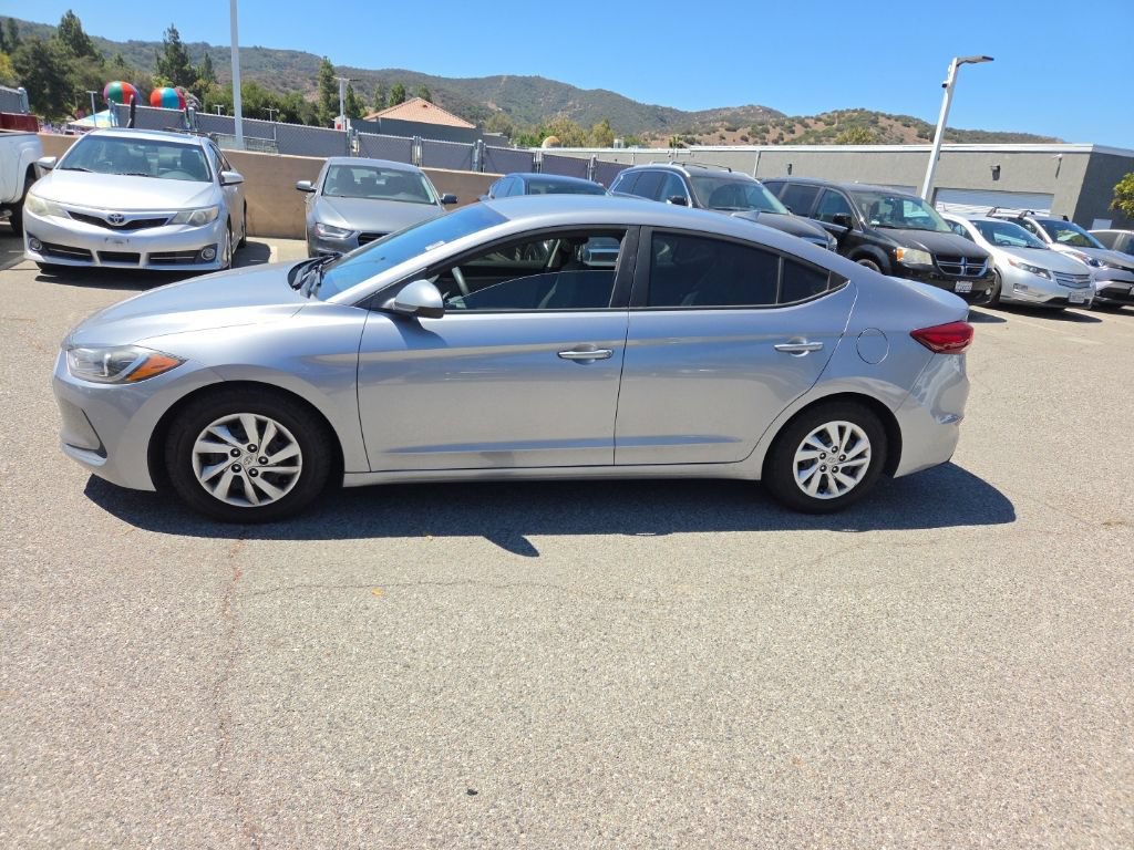 Used 2017 Hyundai Elantra SE FWD image 2