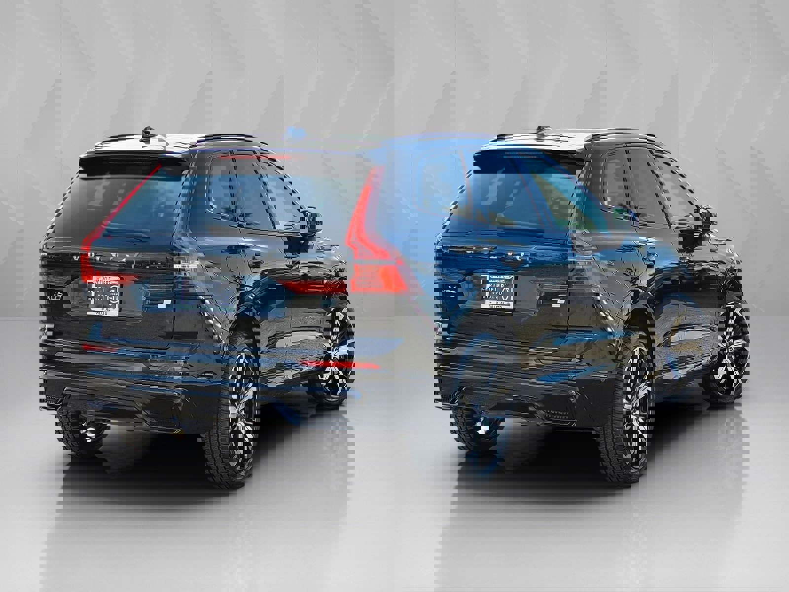 Certified 2024 Volvo XC60 T8 Ultimate w/ Protection Package Premier image 6