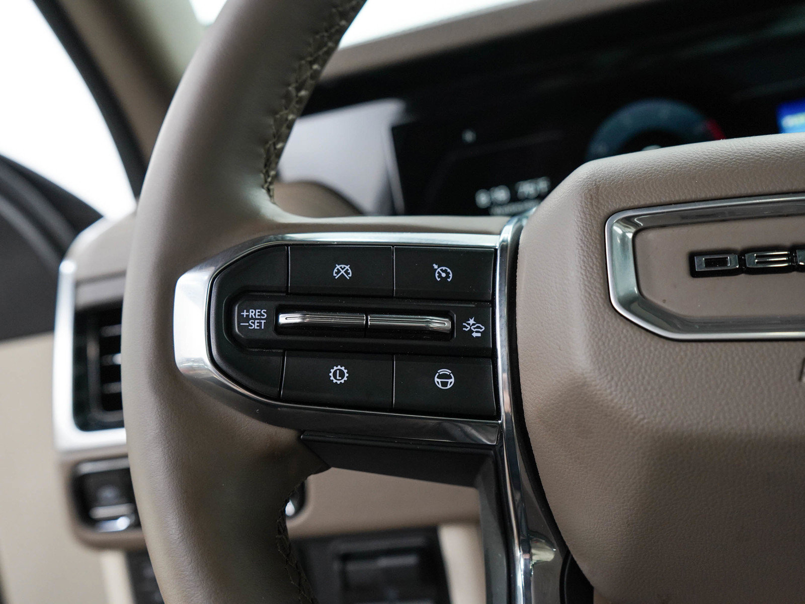 Used 2025 GMC Yukon Denali w/ Denali Reserve Package AWD/4WD image 30