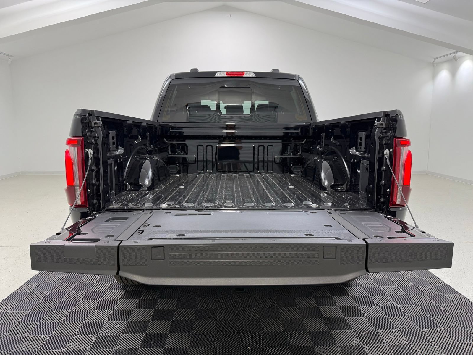 New 2025 Ford F150 Lariat w/ Equipment Group 502A High AWD/4WD image 8