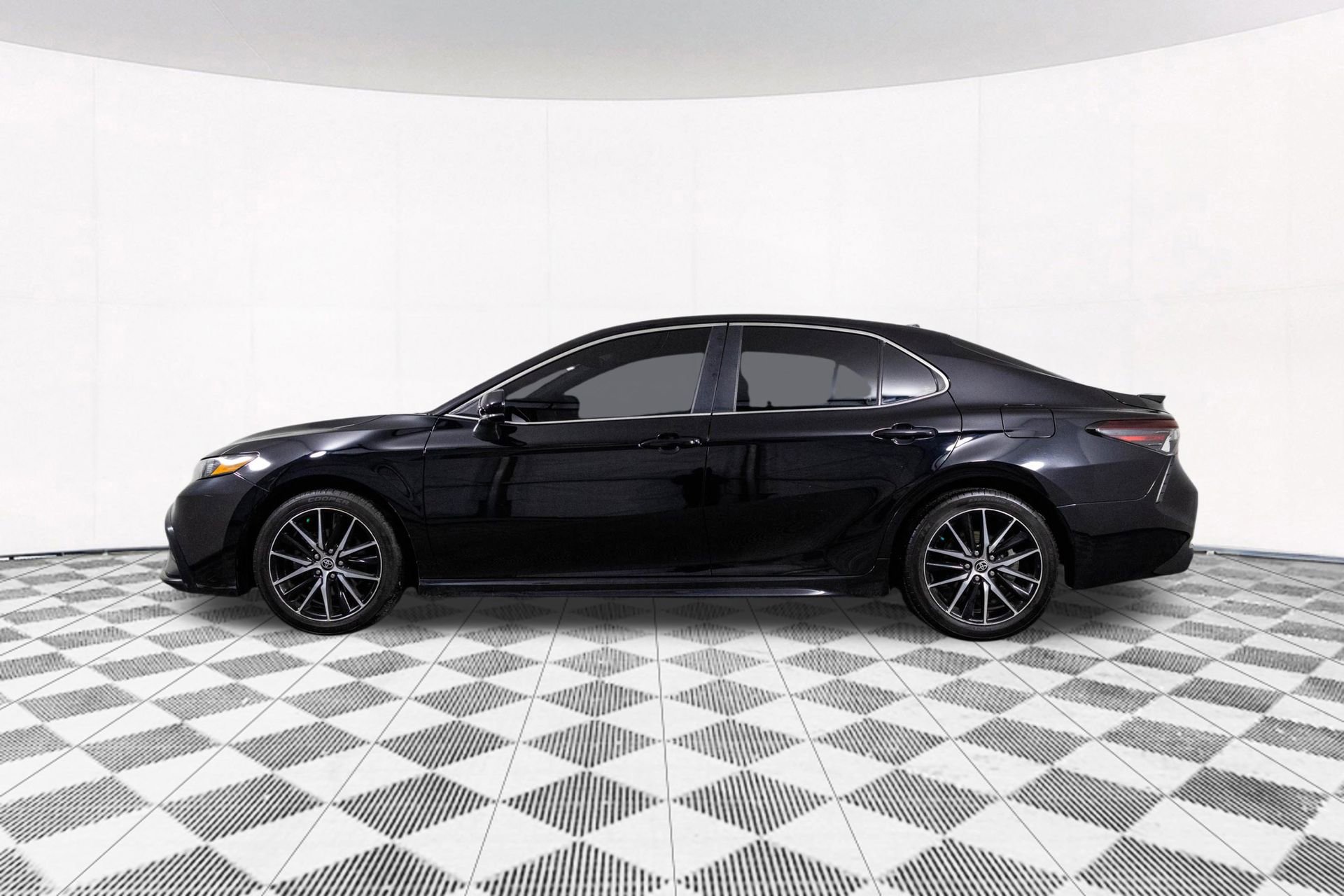Used 2021 Toyota Camry SE image 11