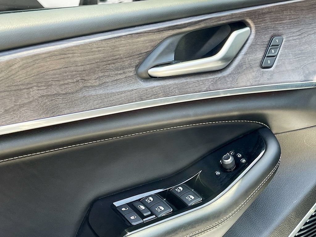Used 2022 Jeep Grand Cherokee Overland AWD/4WD image 19