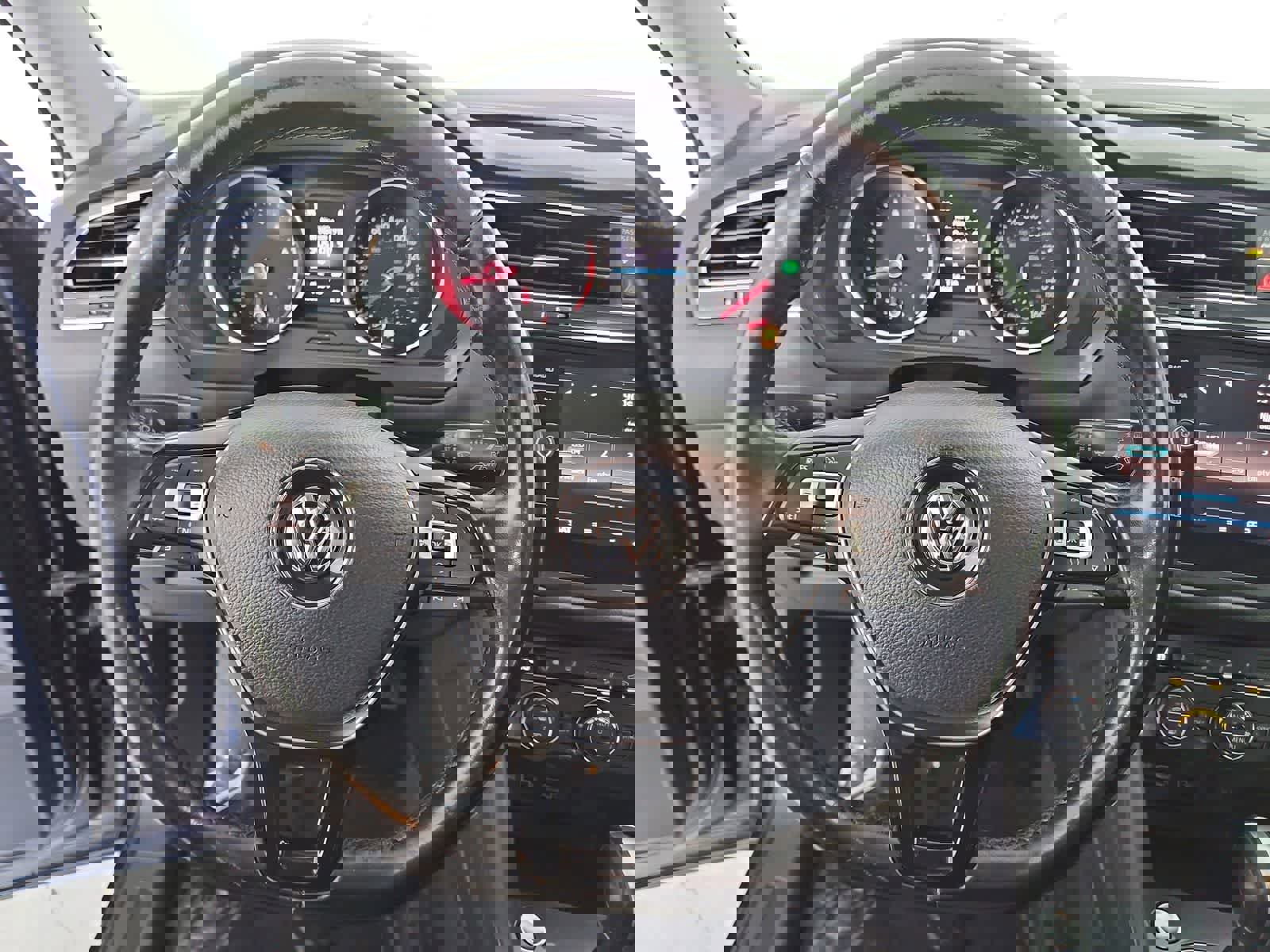 Used 2018 Volkswagen Tiguan SE image 22