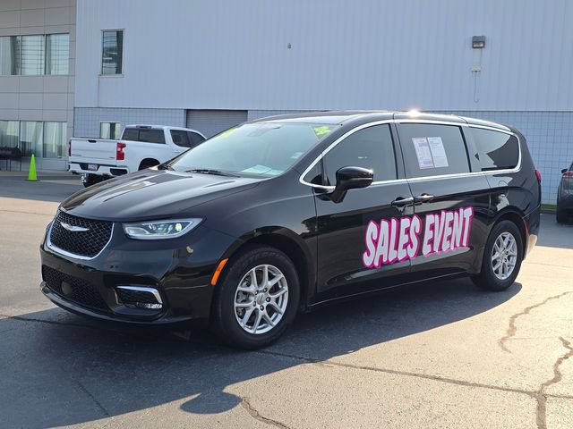 Used 2024 Chrysler Pacifica Touring-L FWD image 7