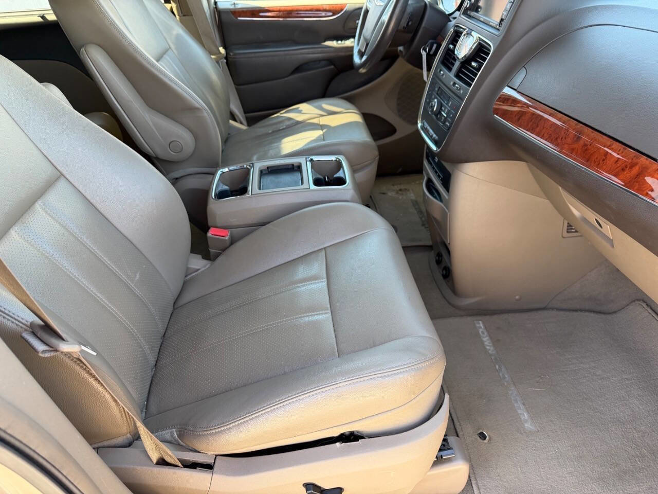 Used 2013 Chrysler Town & Country Touring-L w/ Driver Convenience Group FWD image 22