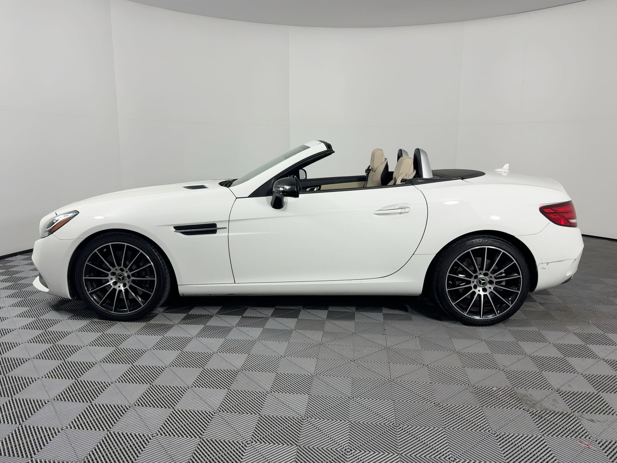 Used 2020 Mercedes-Benz SLC 300 image 2