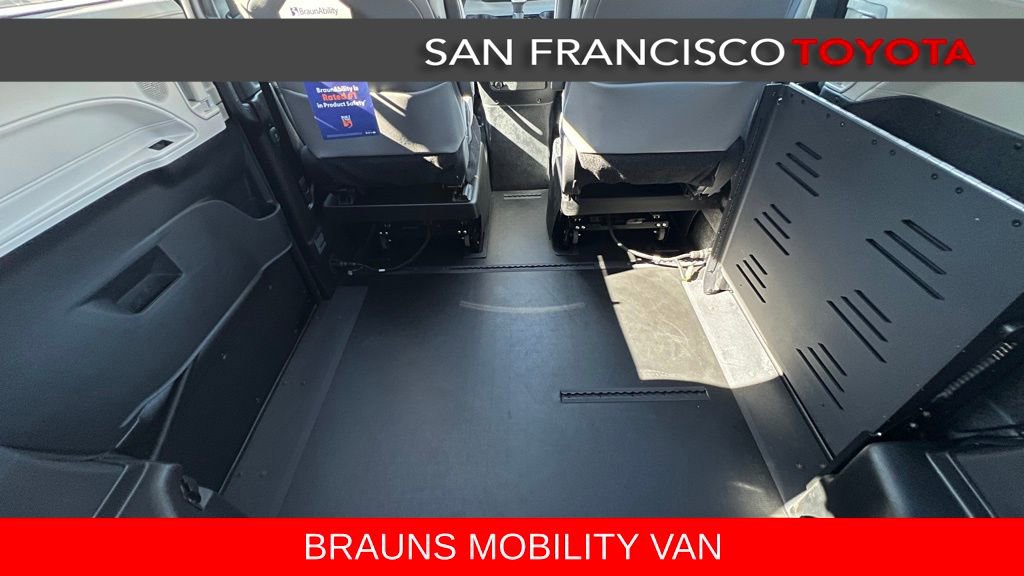 Used 2026 Toyota Sienna XLE FWD image 27