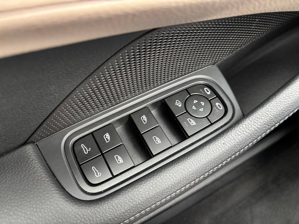 Certified 2025 Porsche Panamera 4 AWD/4WD image 32