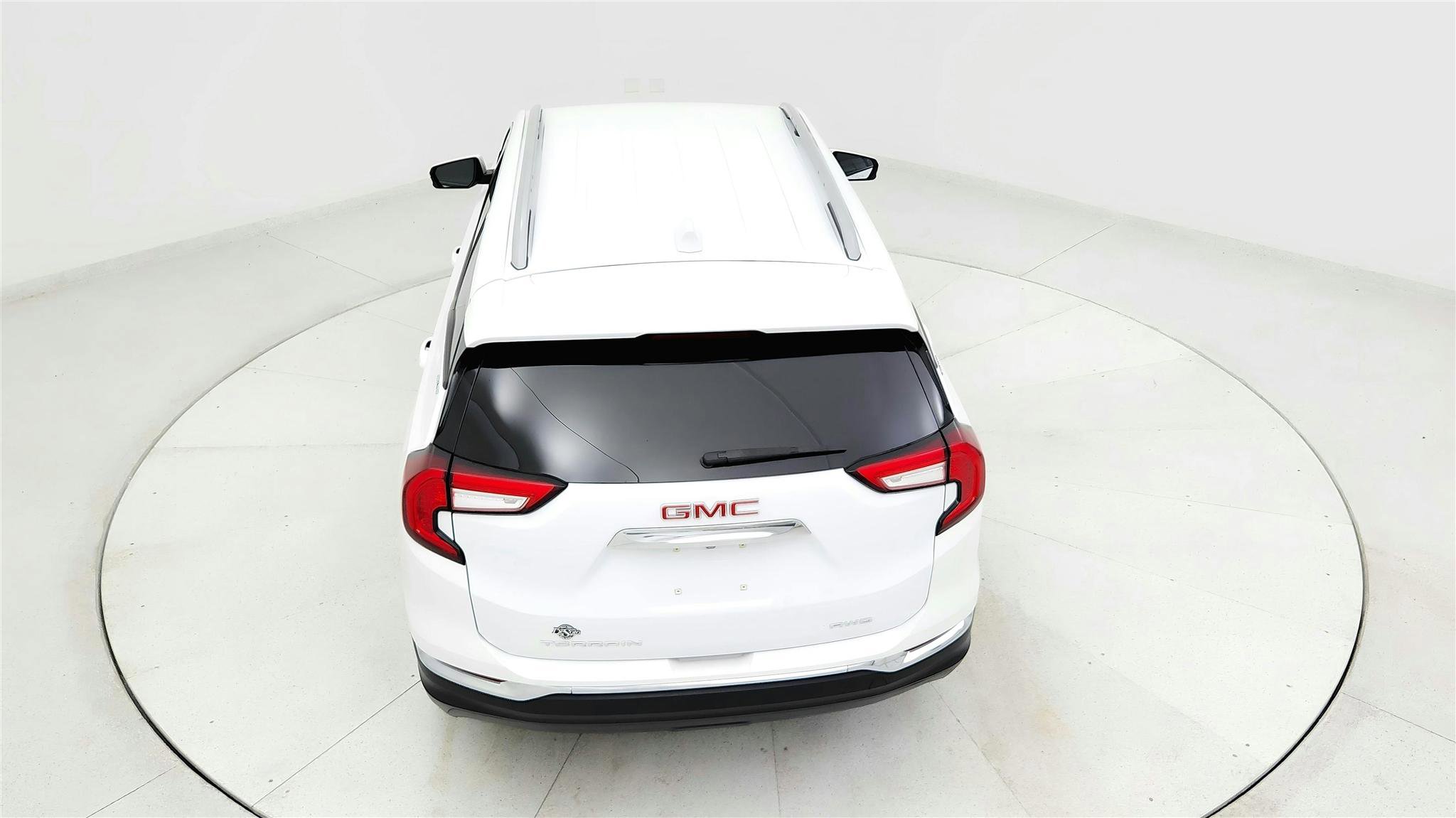 Used 2024 GMC Terrain SLT image 14