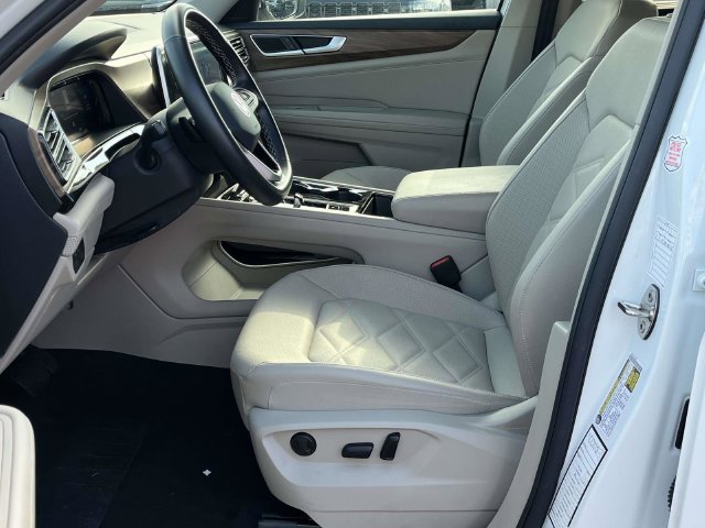 Used 2025 Volkswagen Atlas SE AWD/4WD image 12