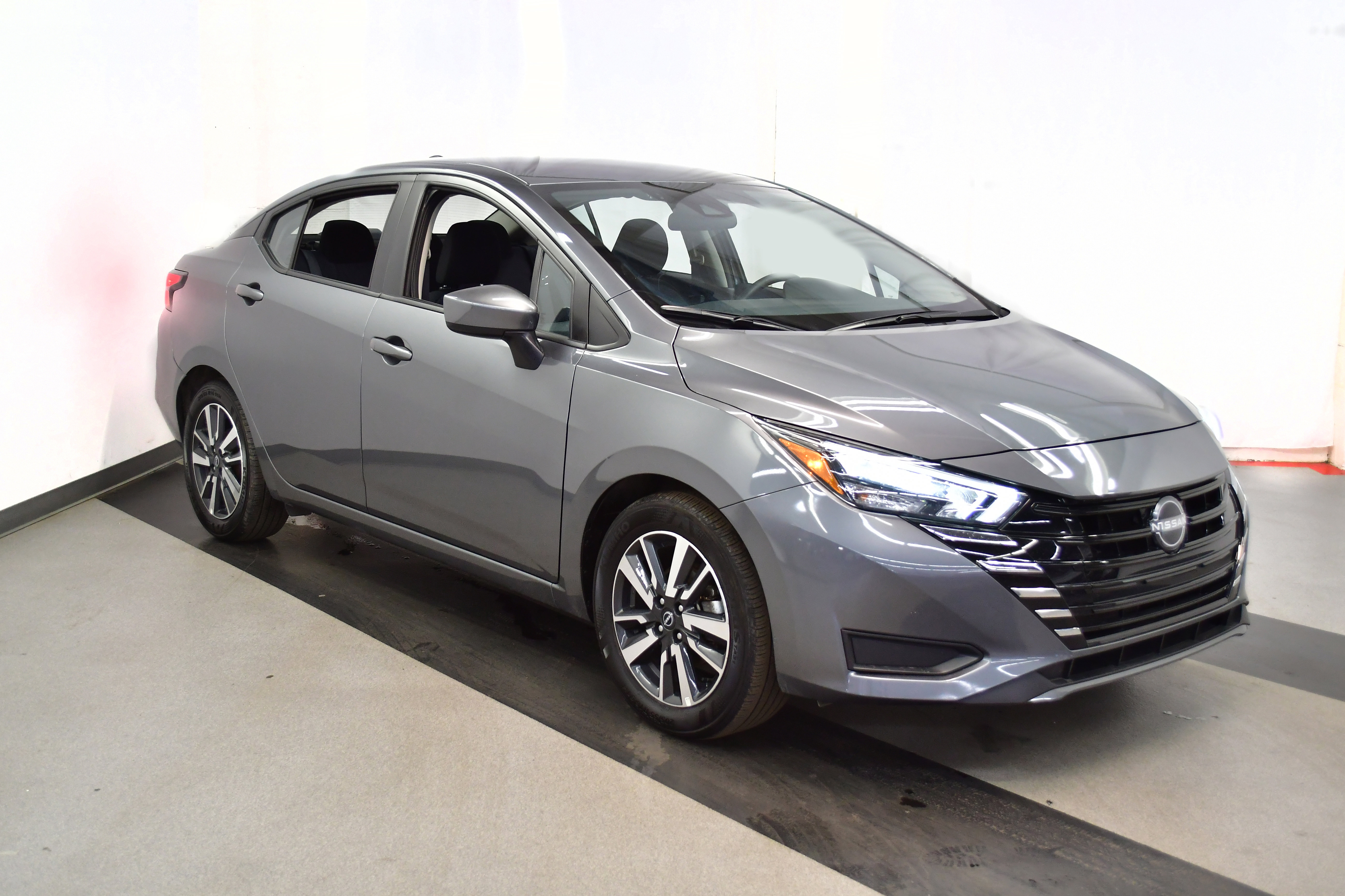 Used 2025 Nissan Versa SV image 3