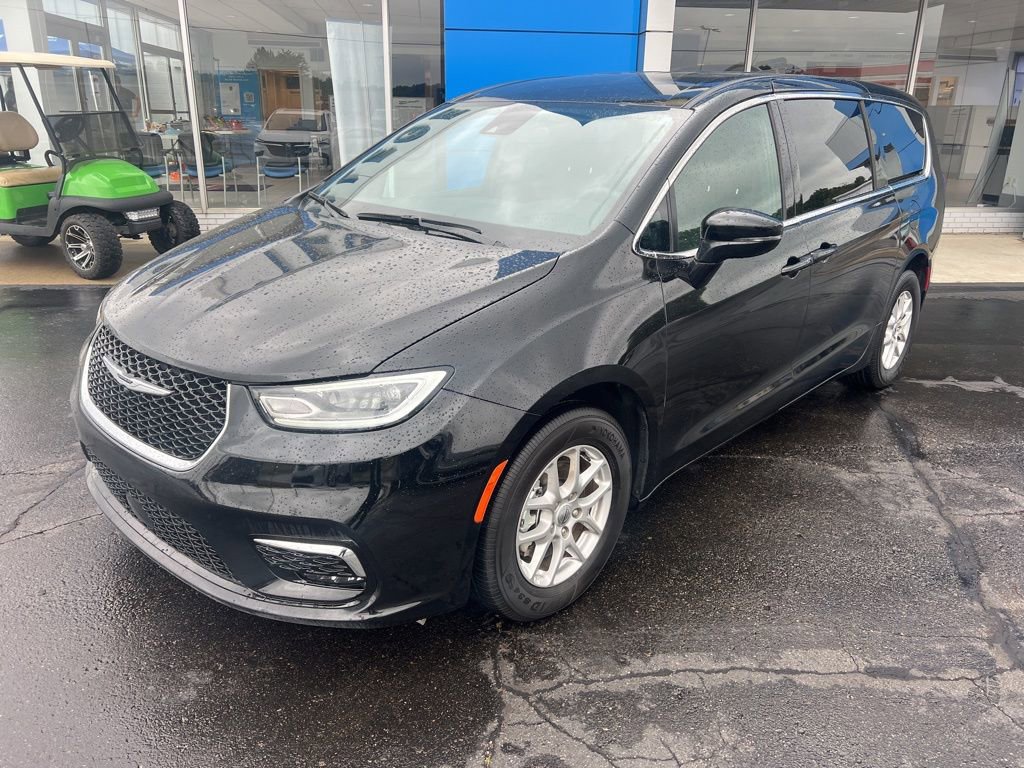 Used 2025 Chrysler Pacifica Select image 3