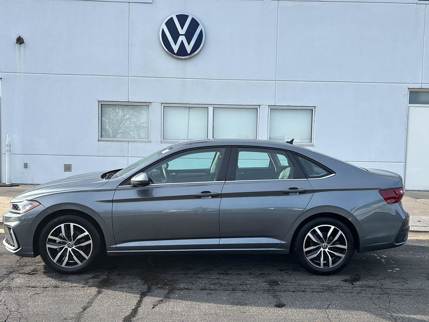 Used 2025 Volkswagen Jetta SE image 12