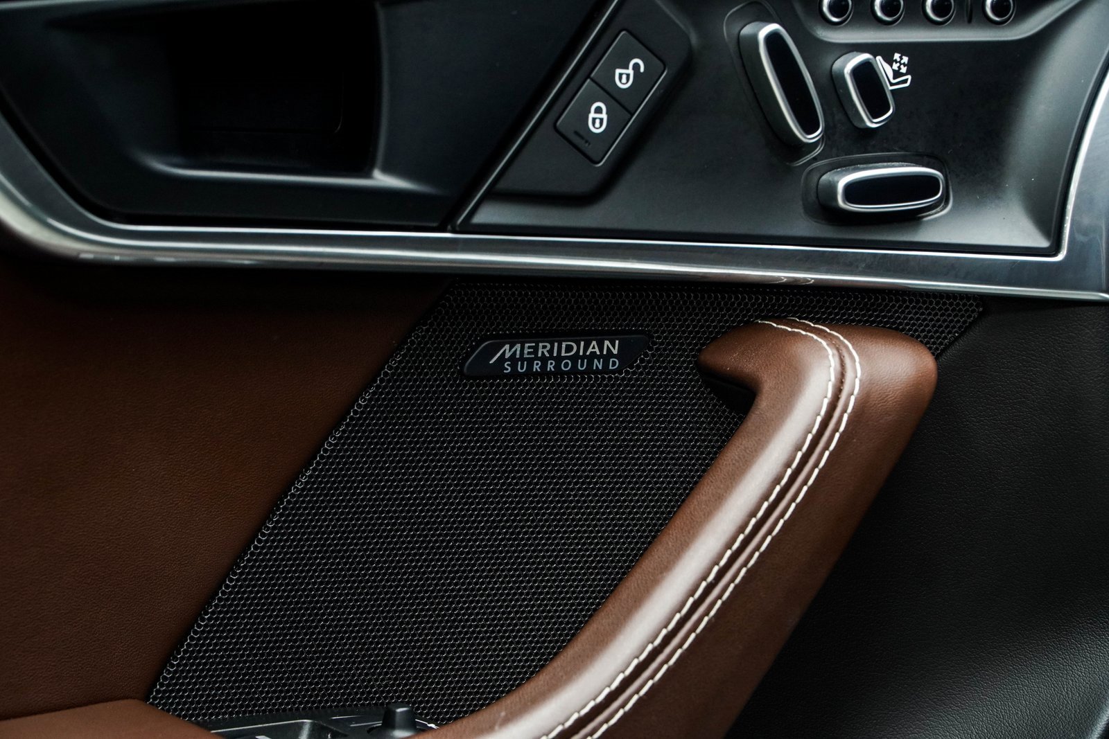 Used 2018 Jaguar F-TYPE Coupe image 32