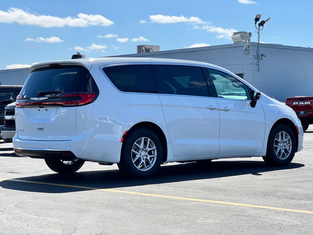 New 2026 Chrysler Pacifica Select image 7