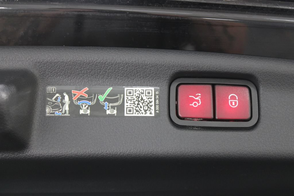 Used 2025 Mercedes-Benz C 300 Sedan image 28