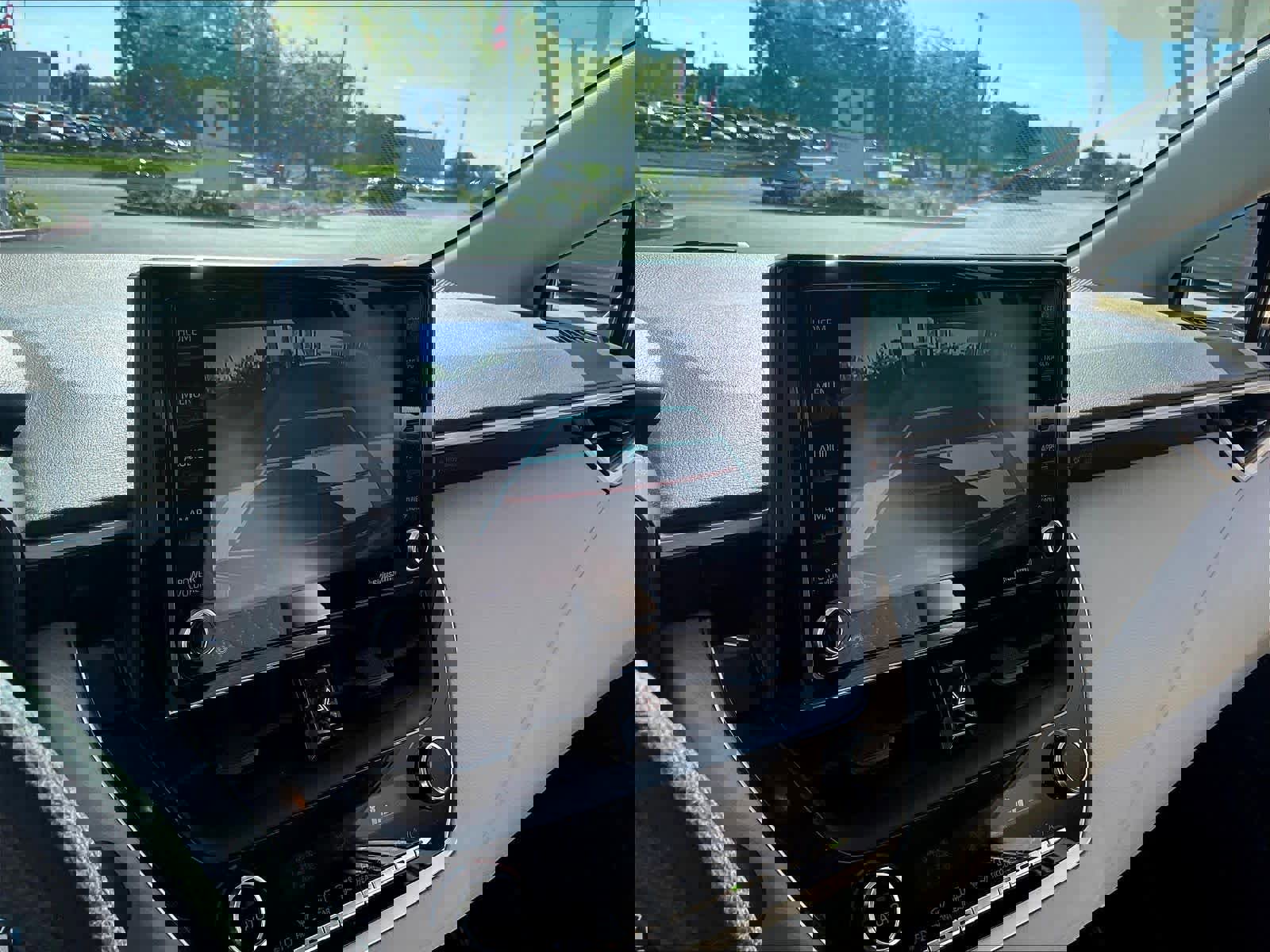 Used 2022 Toyota Corolla LE image 23