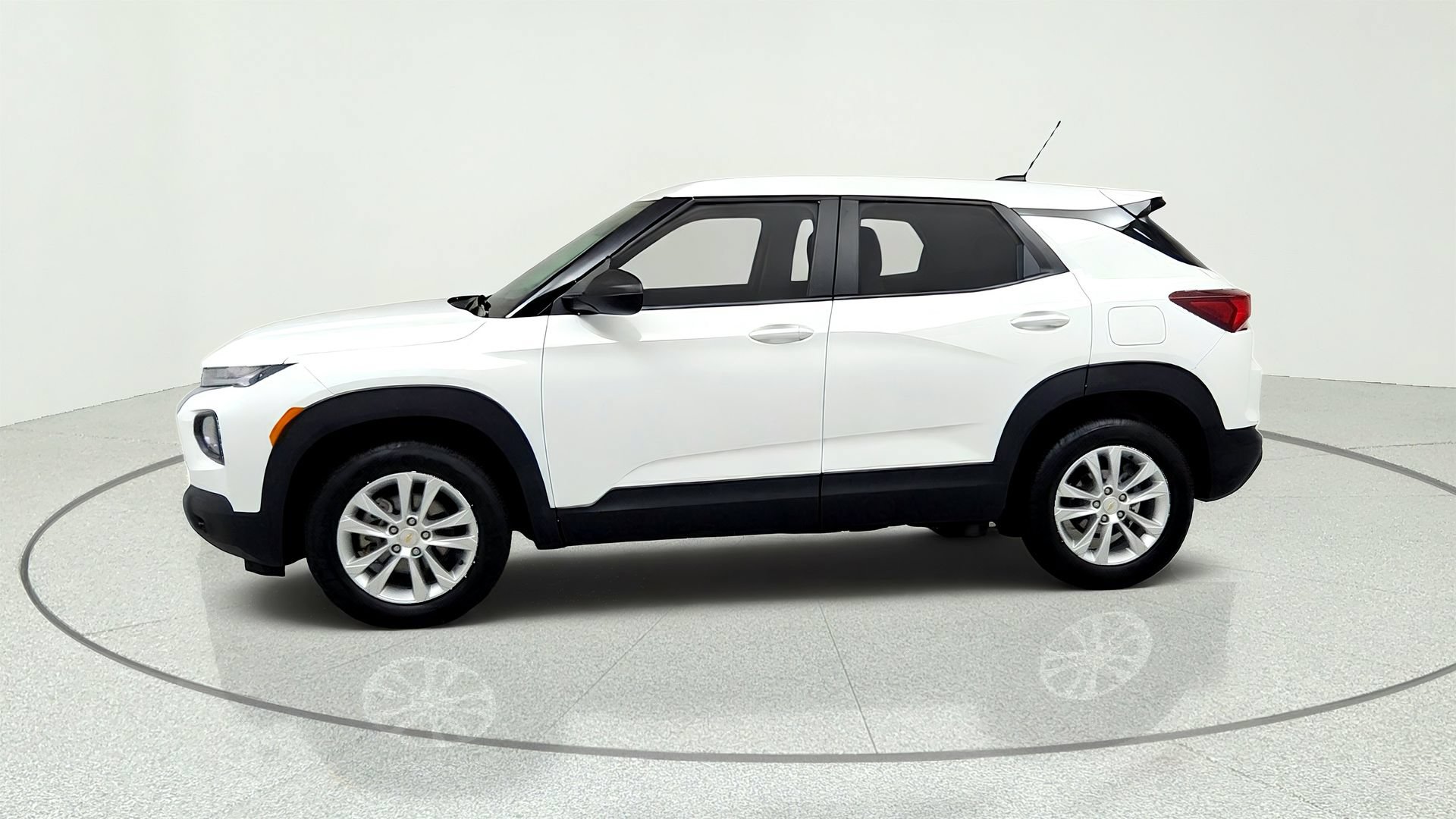 Used 2023 Chevrolet TrailBlazer LS AWD/4WD image 2