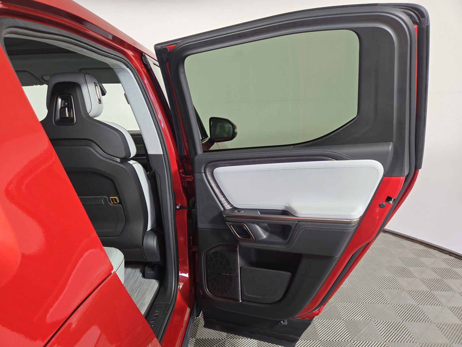 Used 2023 Rivian R1T Adventure image 19