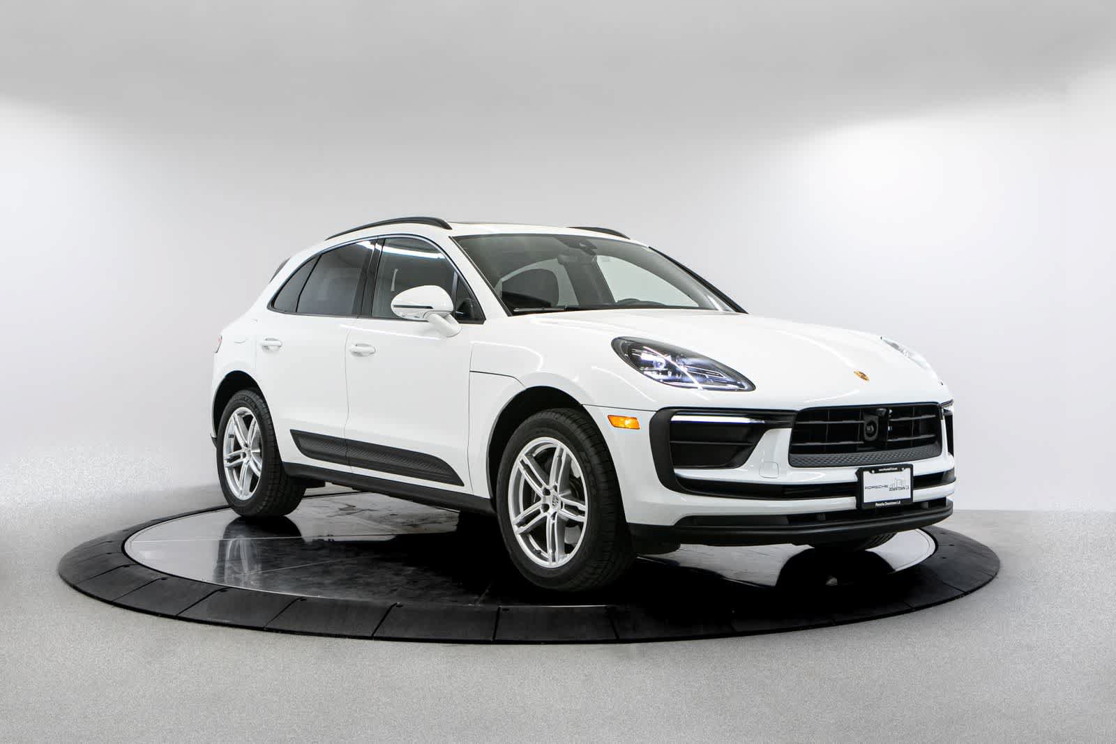 Certified 2025 Porsche Macan AWD/4WD image 9