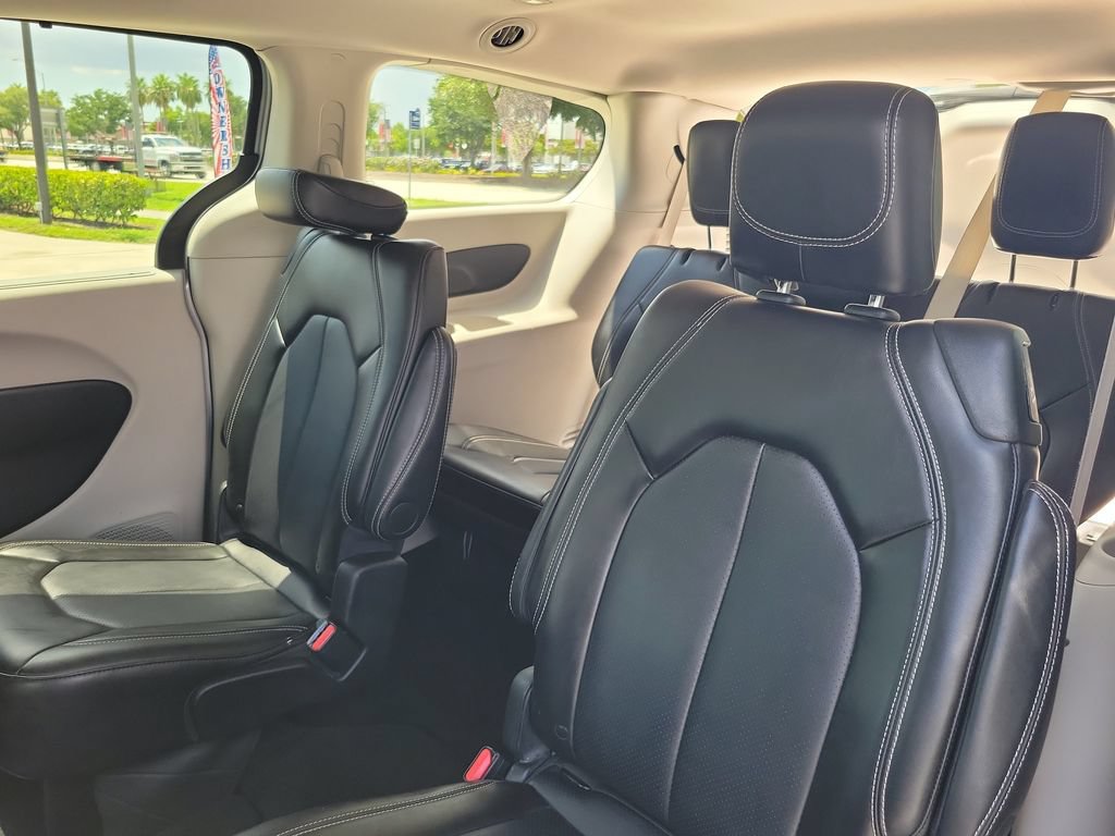 Used 2024 Chrysler Pacifica Touring-L FWD image 10