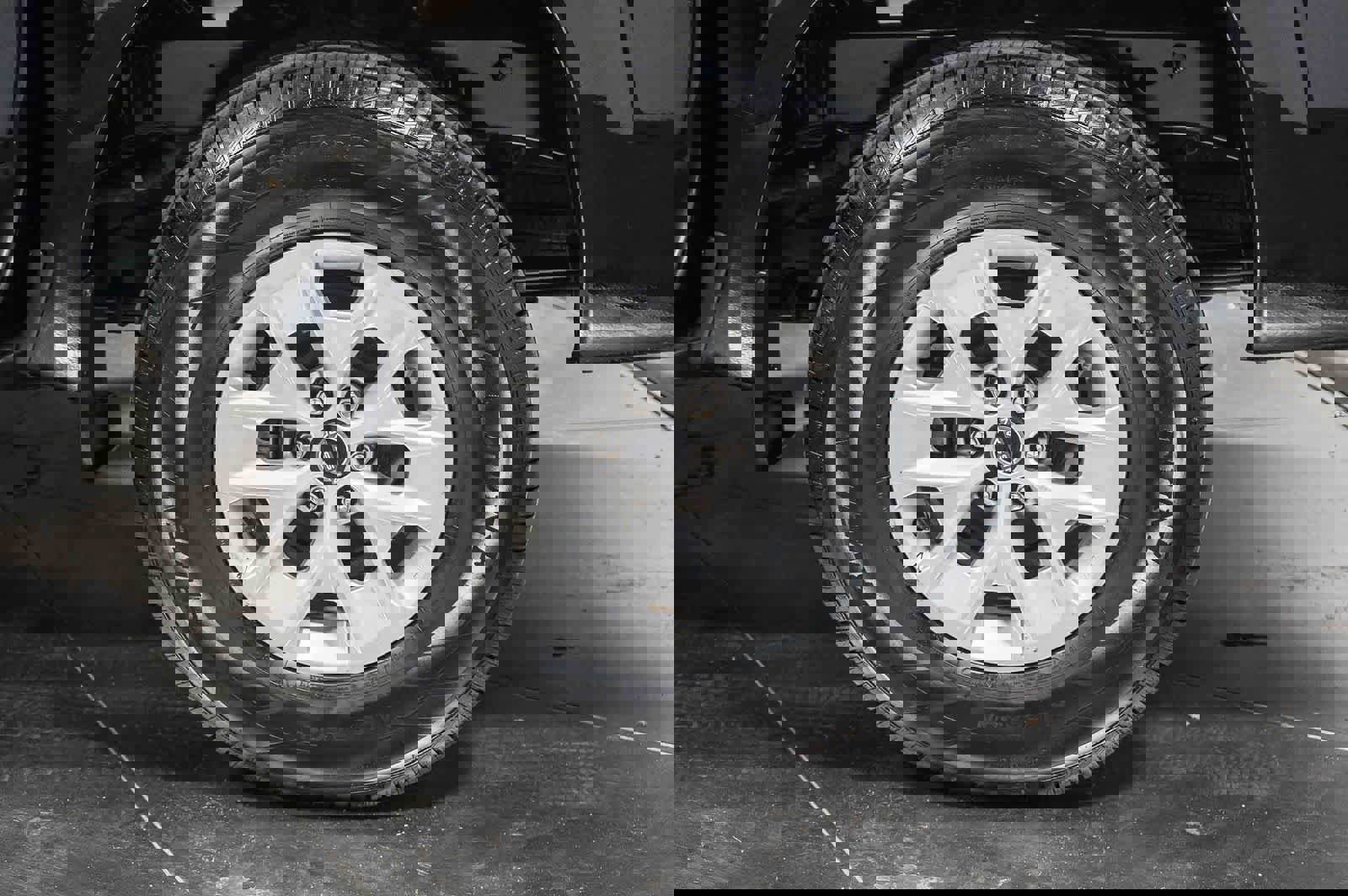 Used 2024 Nissan Frontier SV image 7