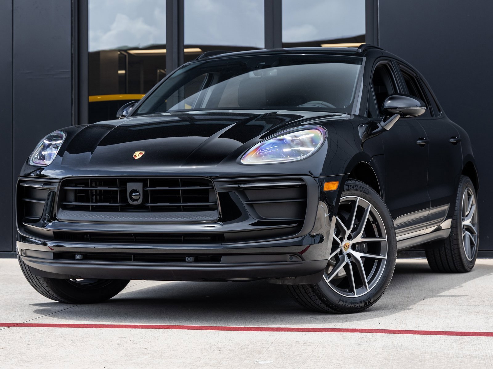 Used 2025 Porsche Macan image 1