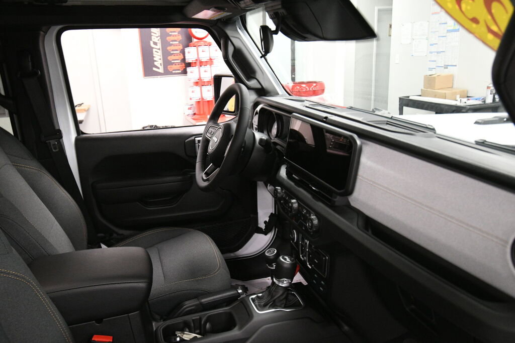 Used 2025 Jeep Wrangler Sport S image 27