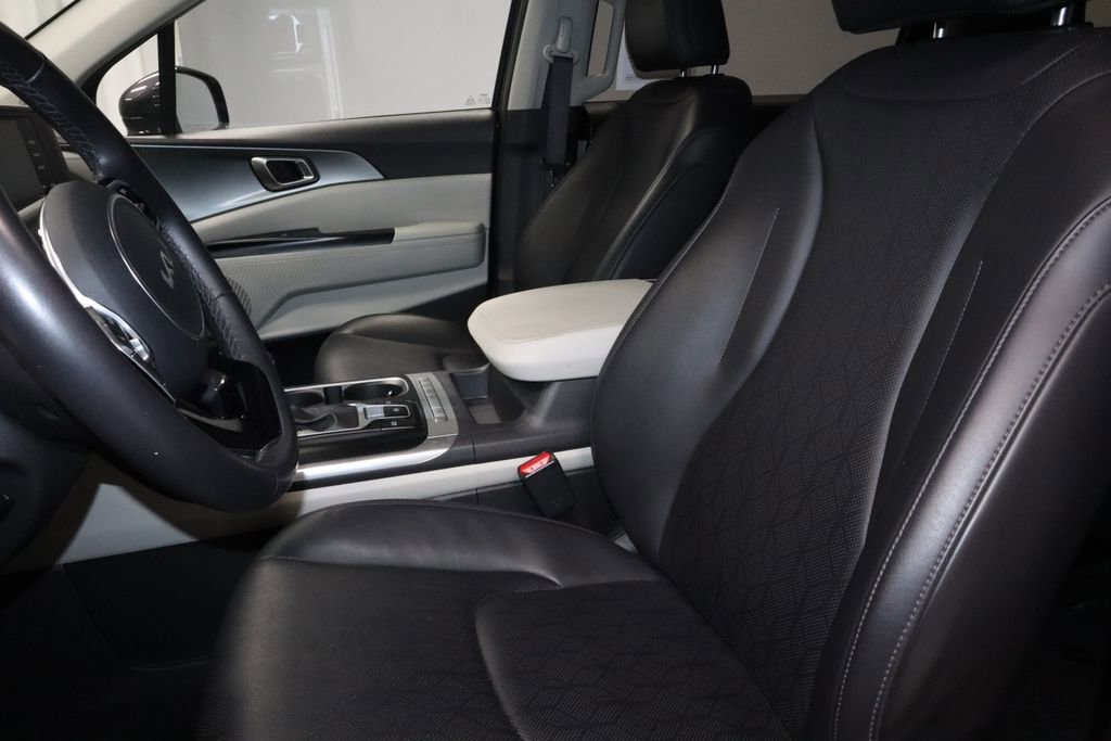 Used 2024 Kia Carnival LX FWD image 24