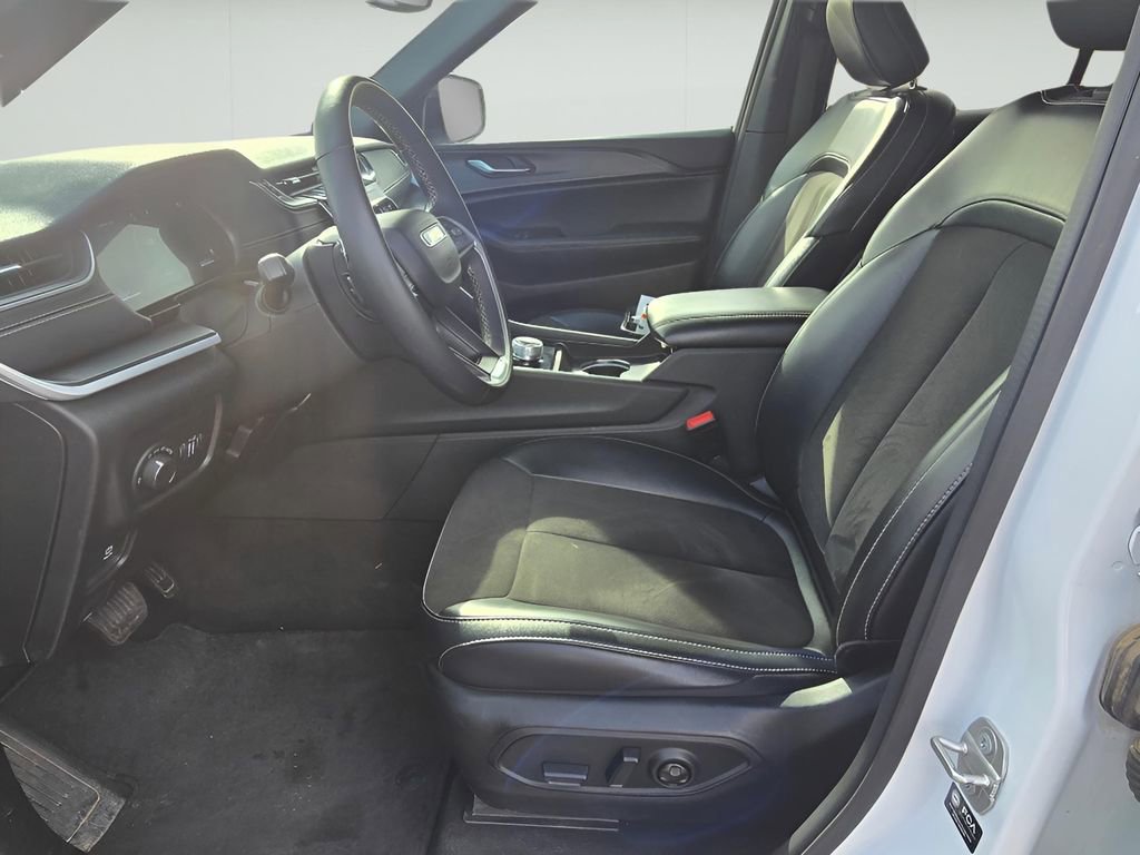 Used 2024 Jeep Grand Cherokee Altitude image 30