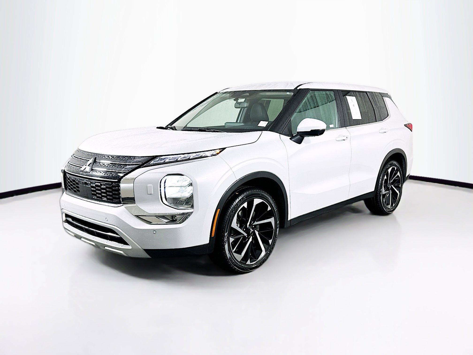 Used 2024 Mitsubishi Outlander SE image 3
