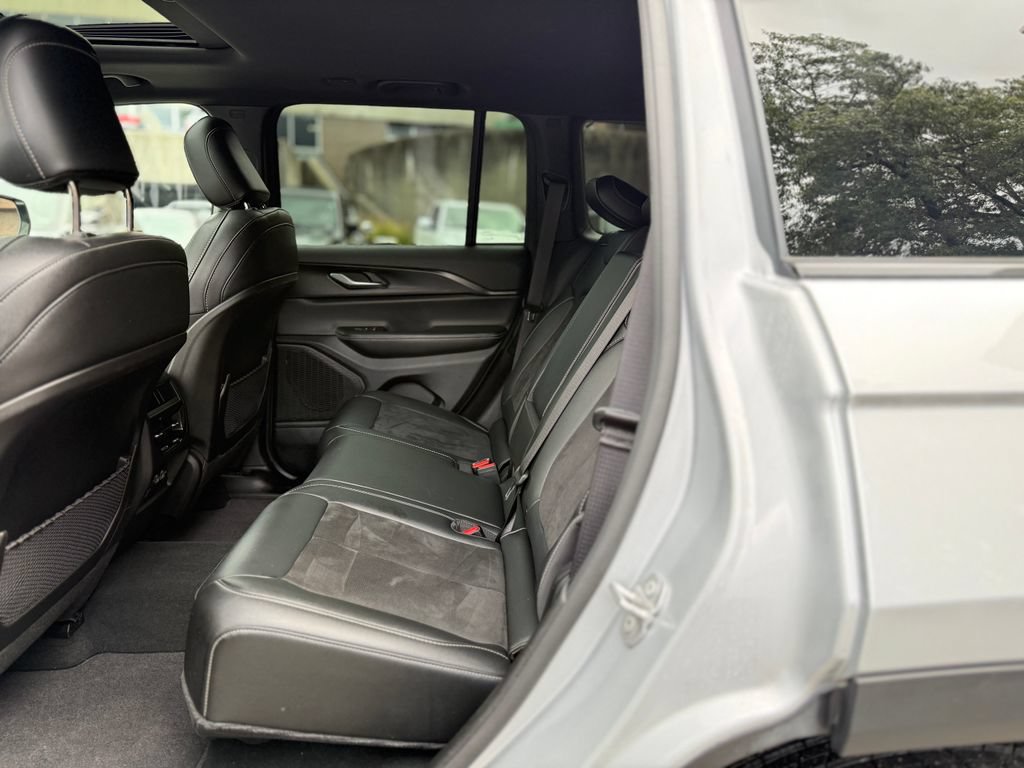 Used 2025 Jeep Grand Cherokee Altitude AWD/4WD image 21