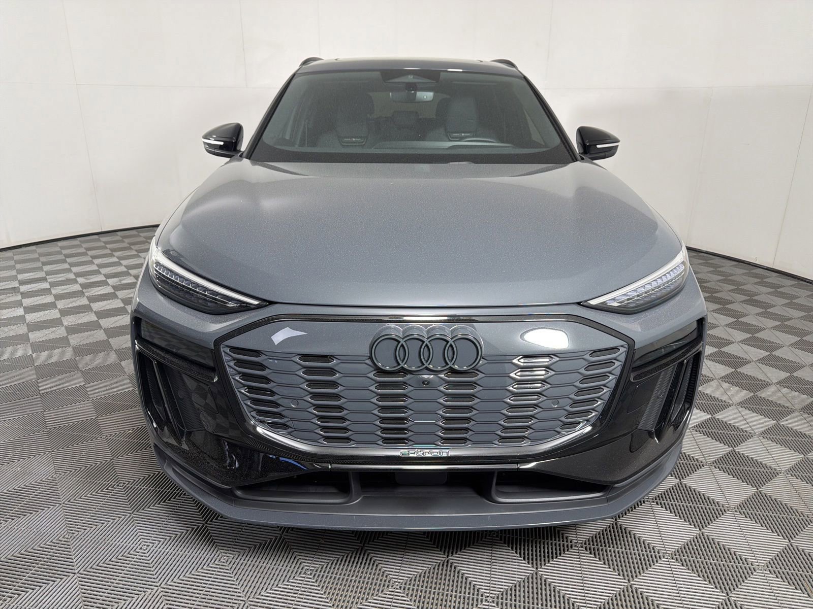Used 2025 Audi SQ6 e-tron Premium Plus w/ Premium Plus AWD/4WD image 2