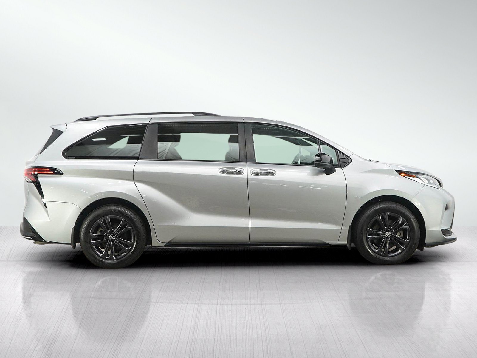 Used 2025 Toyota Sienna XSE AWD/4WD image 6