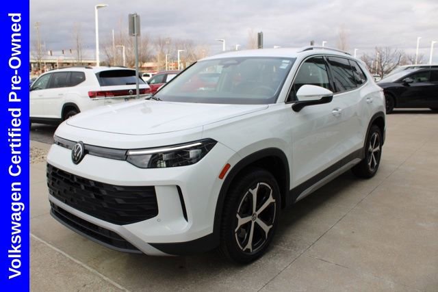 Used 2025 Volkswagen Tiguan SE image 3