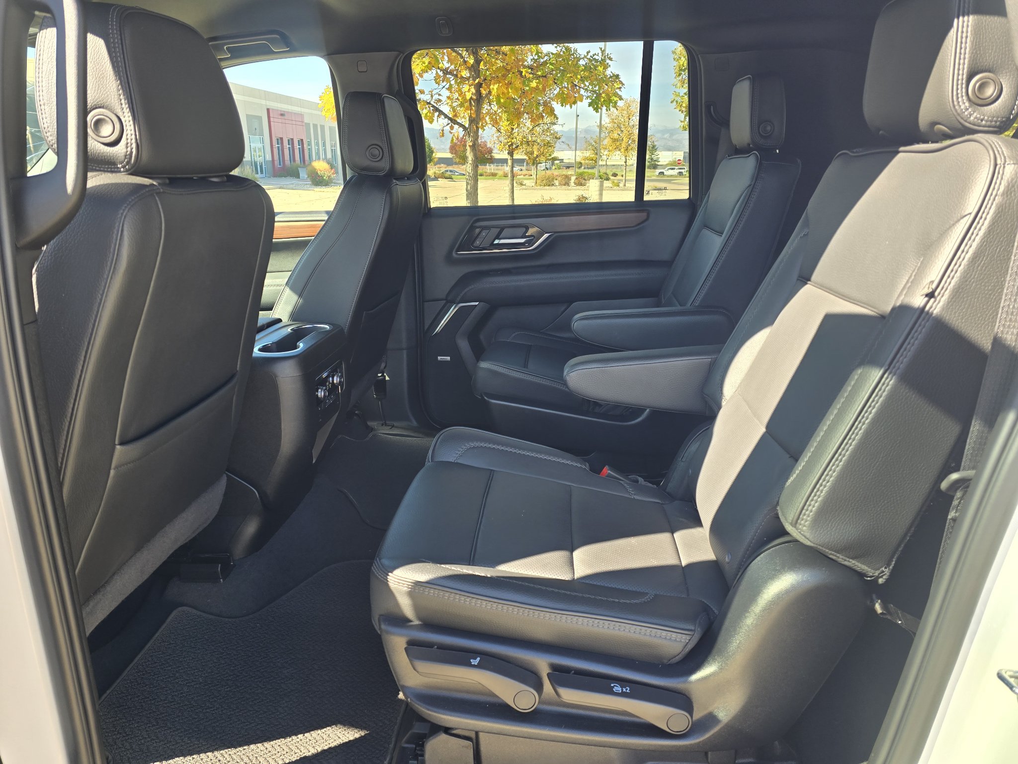 Used 2025 GMC Yukon XL Denali AWD/4WD image 15