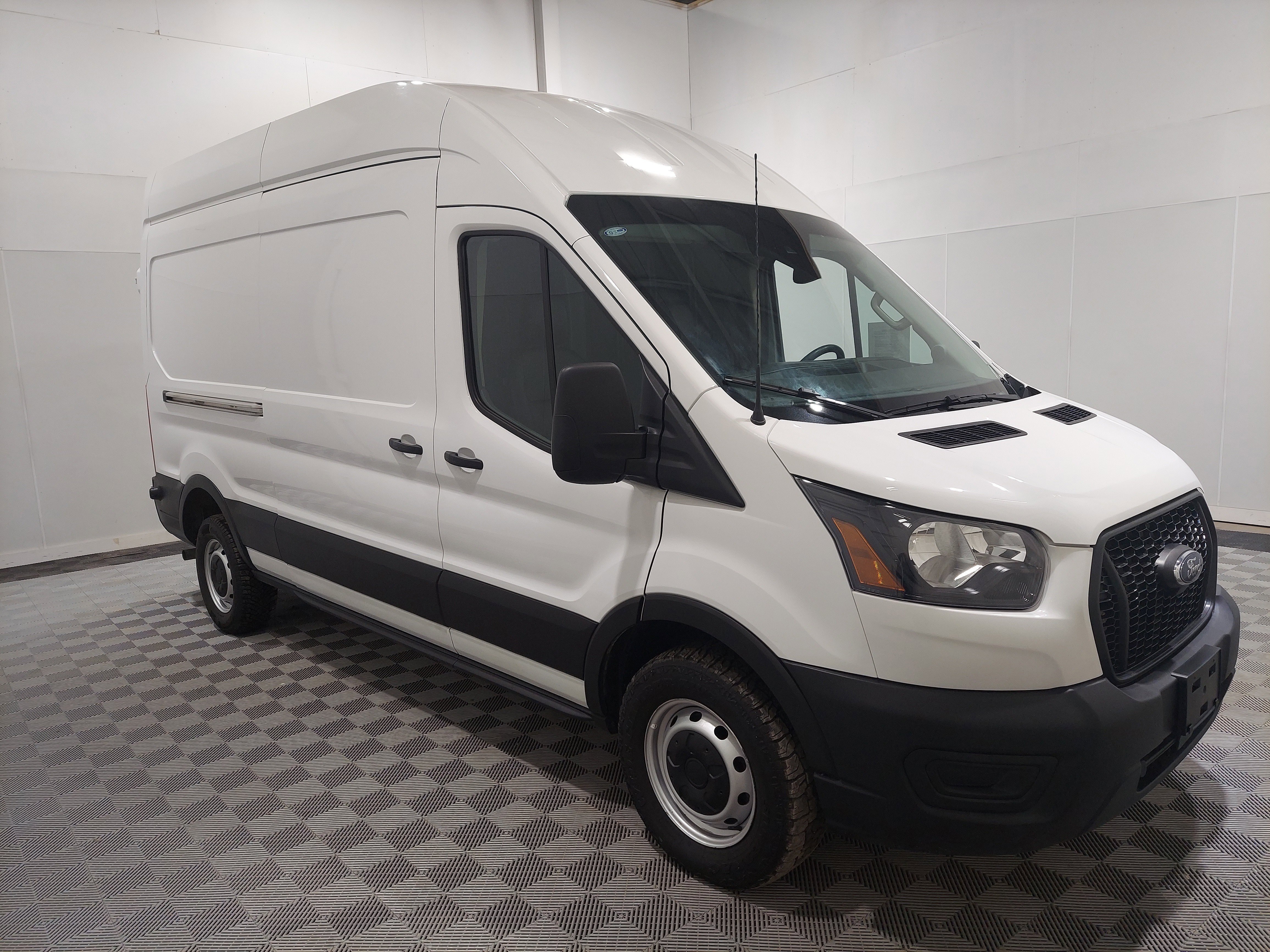 Used 2024 Ford Transit 250 148 High Roof RWD image 4