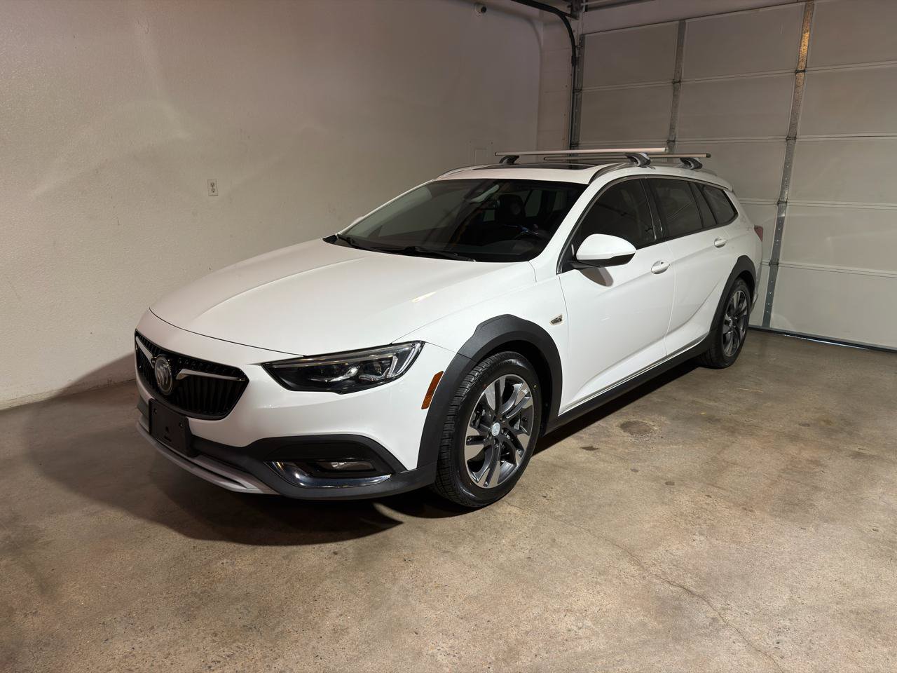 Used 2018 Buick Regal Essence w/ Driver Confidence Package #1 AWD/4WD image 3