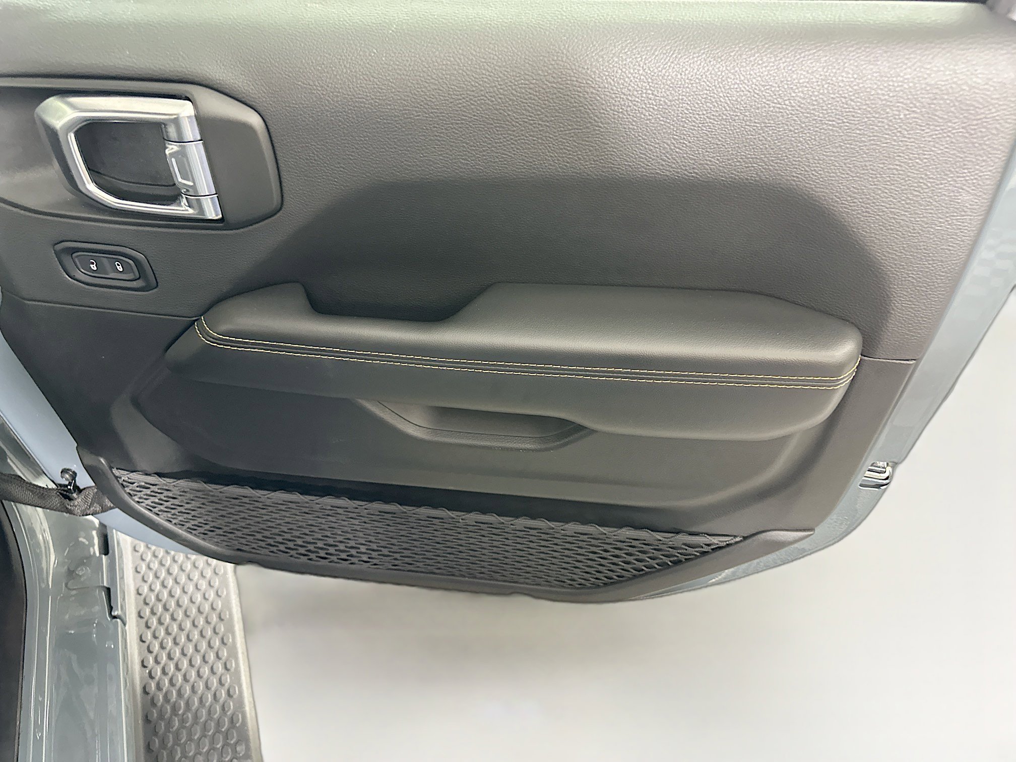 Used 2025 Jeep Wrangler Sahara image 30