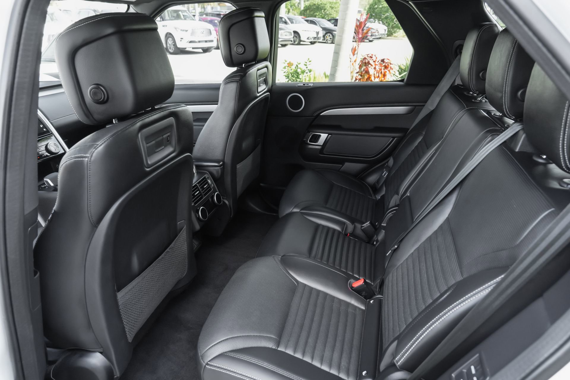 Used 2024 Land Rover Discovery Dynamic SE image 32