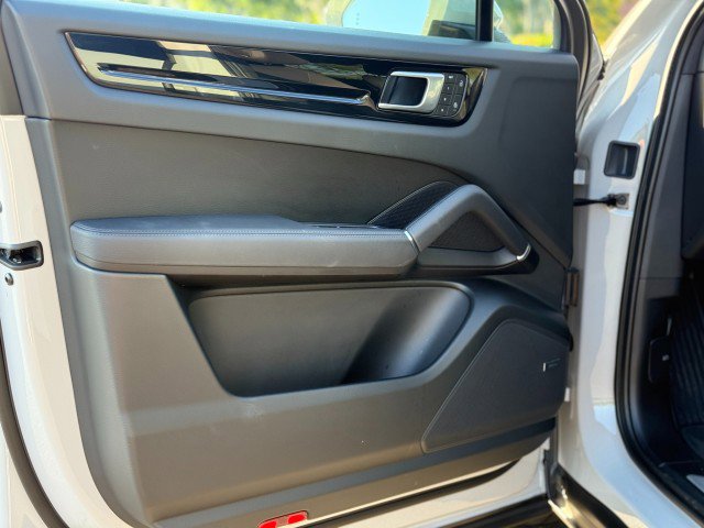 Used 2023 Porsche Cayenne Coupe image 15