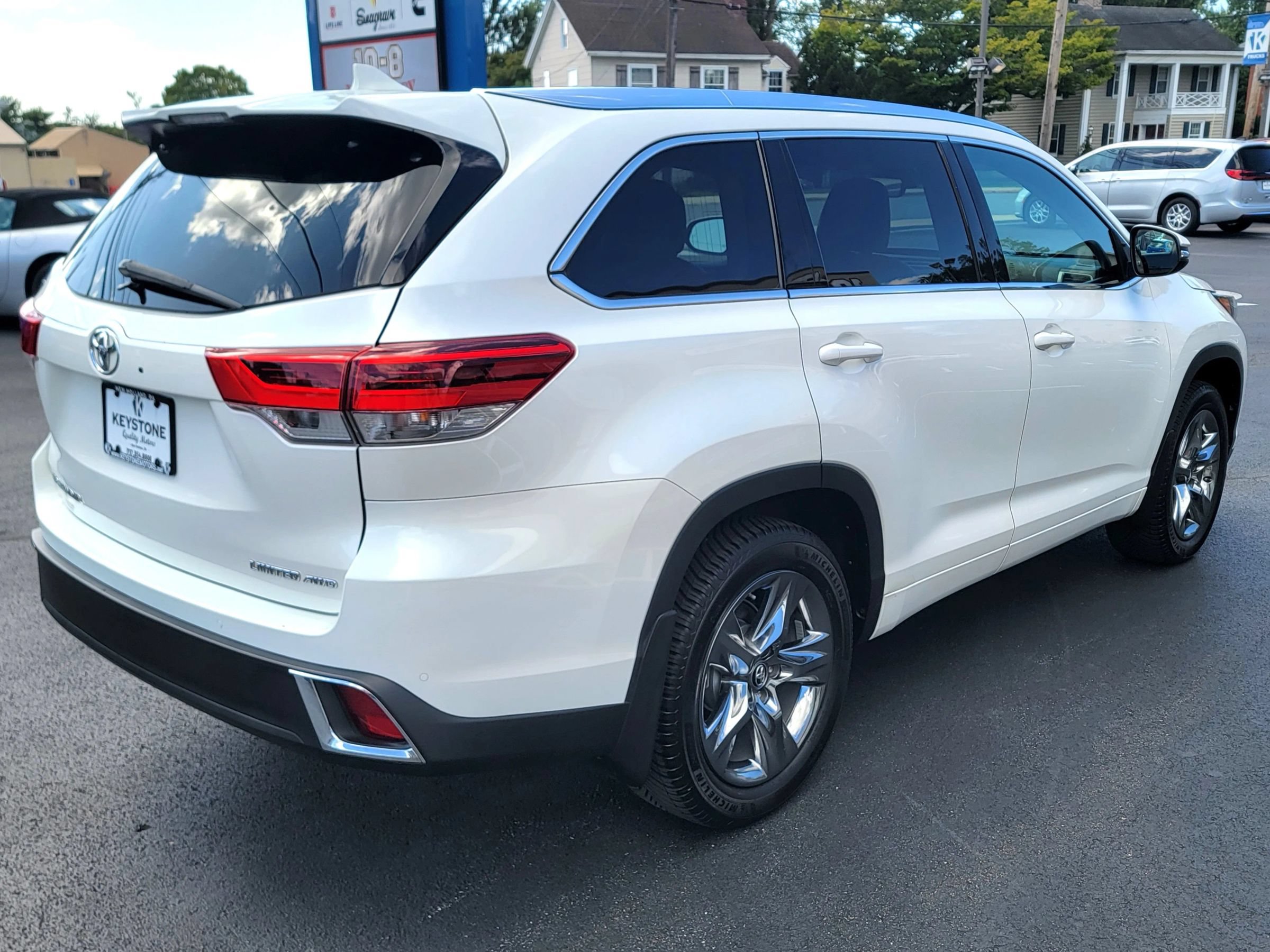 Used 2017 Toyota Highlander AWD V6 image 5