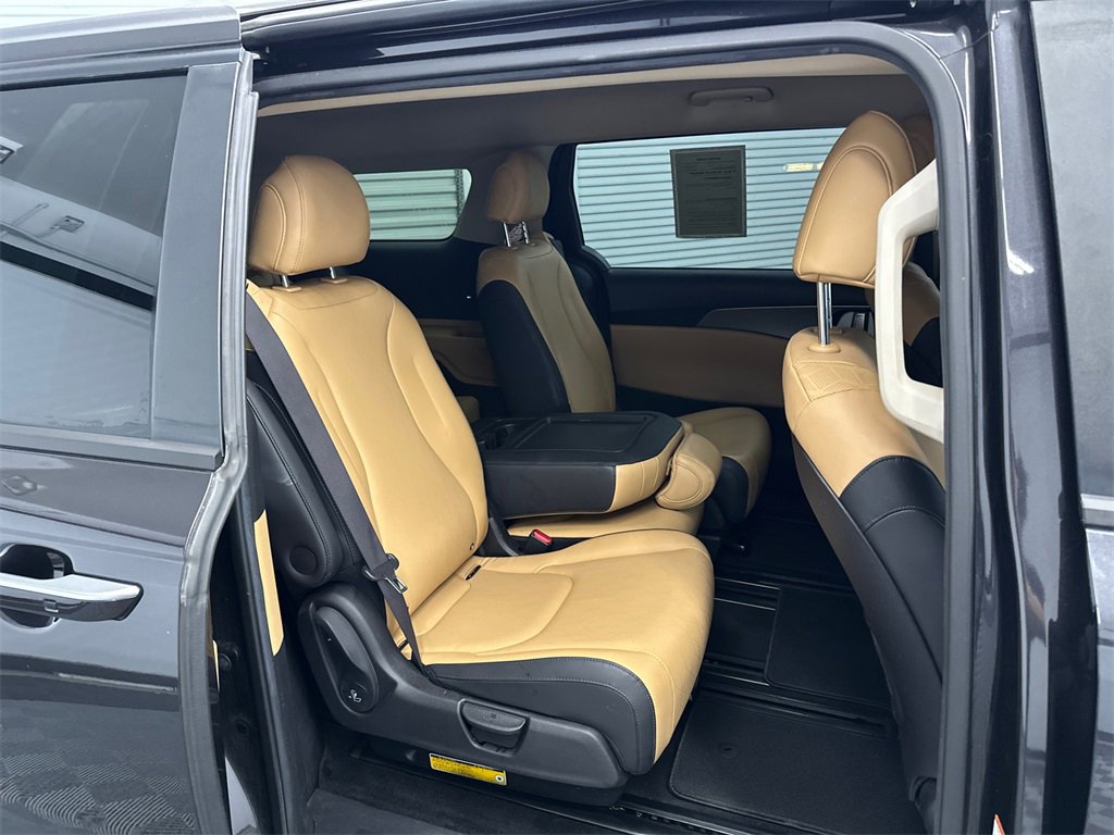 Used 2022 Kia Carnival LX image 16