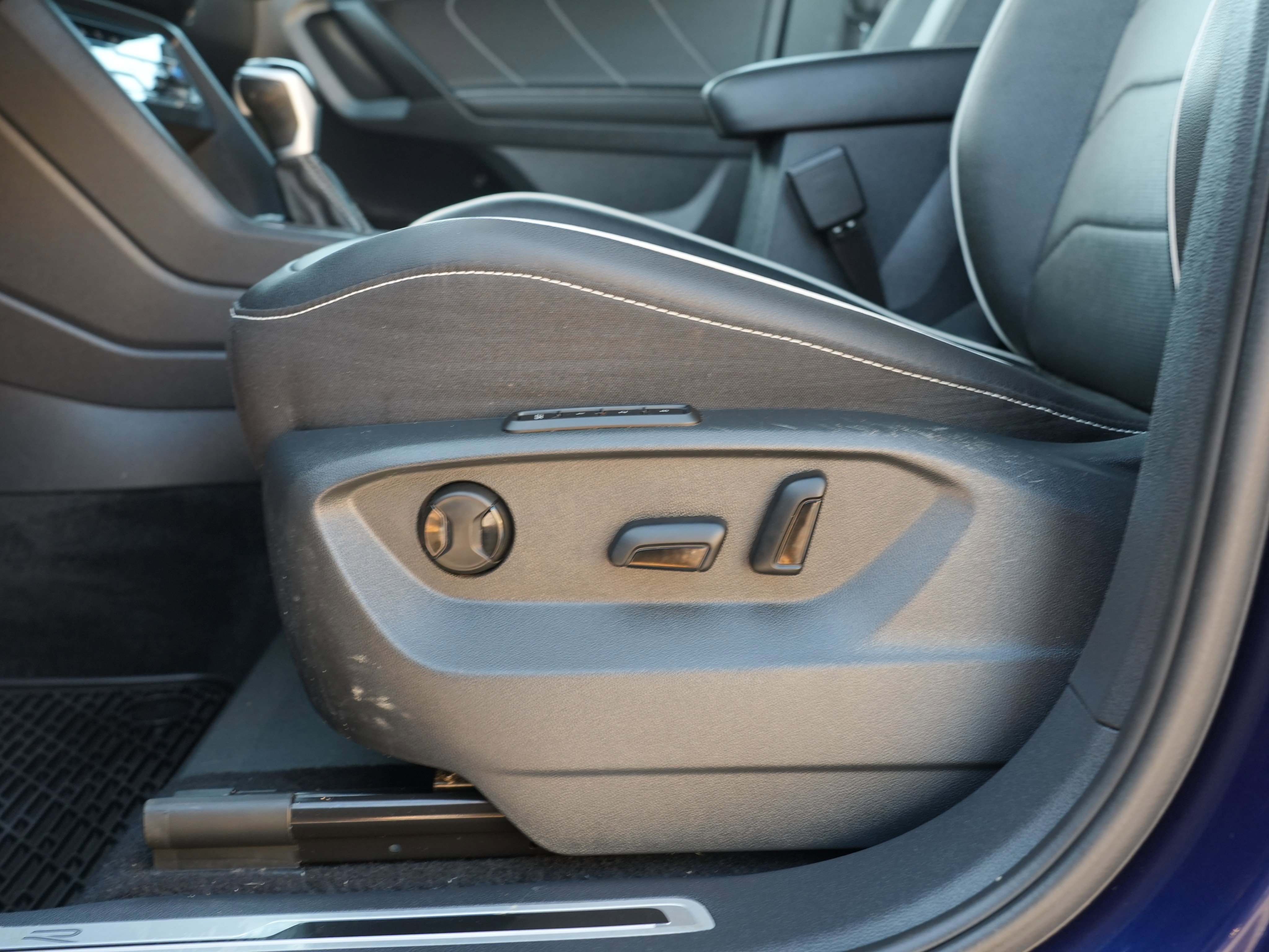 Used 2023 Volkswagen Tiguan SEL R-Line image 18