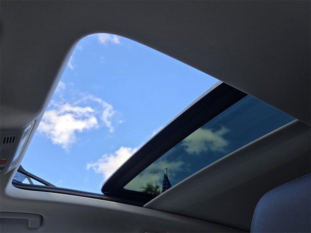 Certified 2025 Volkswagen Taos SE w/ Panoramic Sunroof Package image 21